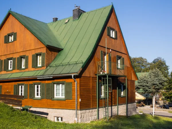 Chatová osada v poľských Krkonošiach: izby až pre 5 osôb s raňajkami, sauna