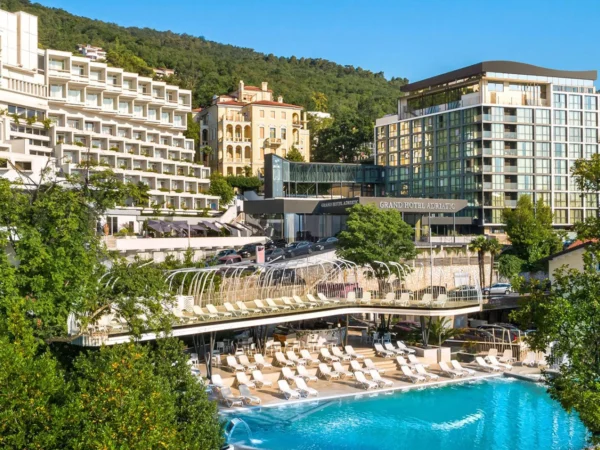 Chorvátska Opatija: 3* hotel priamo na promenáde, polpenzia, infinity bazén