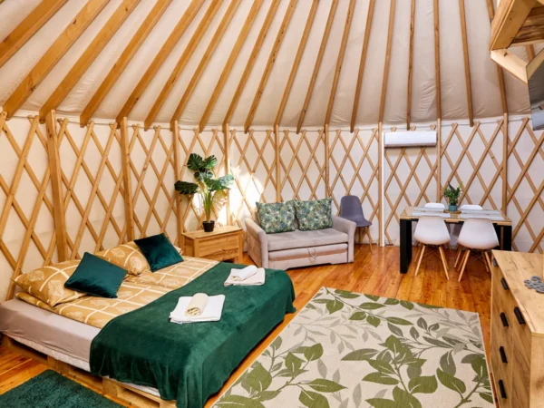 Havaj alebo africké safari v poľskom glampe: luxusné jurty pre 5 osôb s kuchyňou a privátnou vírivkou