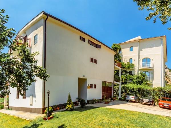 Dovolenka v Čiernej Hore: vybavené apartmány kúsok od mora až pre 5 osôb