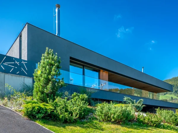 Moderná vila obklopená prírodou: panoramatické výhľady, súkromná terasa, krb, športovisko aj privátny wellness