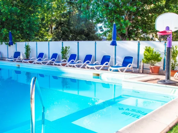 Jadranská riviéra pri Rimini: 3* hotel blízko pláže, plná penzia alebo polpenzia, vonkajší bazén
