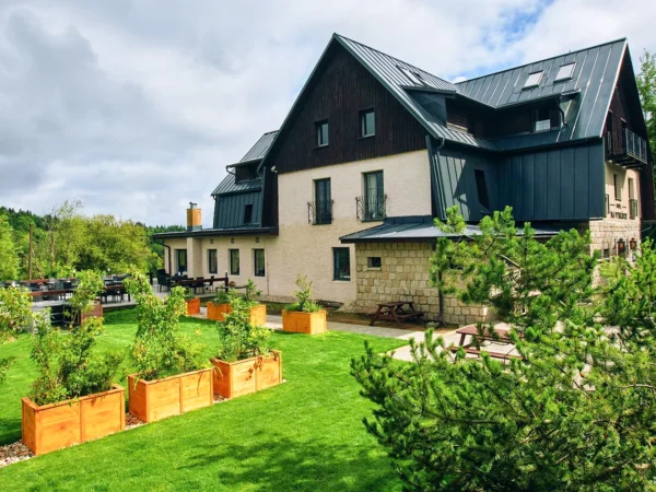 Aktívny pobyt v Jizerských horách: hotel v Kořenove s raňajkami a vonkajším bazénom