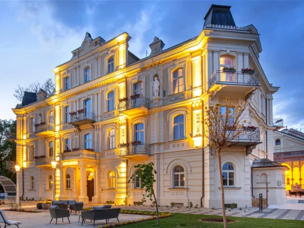 Zrekonštruovaný hotel v centre Františkových Lázní: raňajky alebo plná penzia, bazén aj procedúry