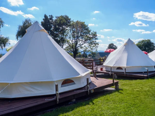 Glamping v poľských Krkonošiach: stanové mestečko neďaleko Jeleniej Góry, výlety do prírody