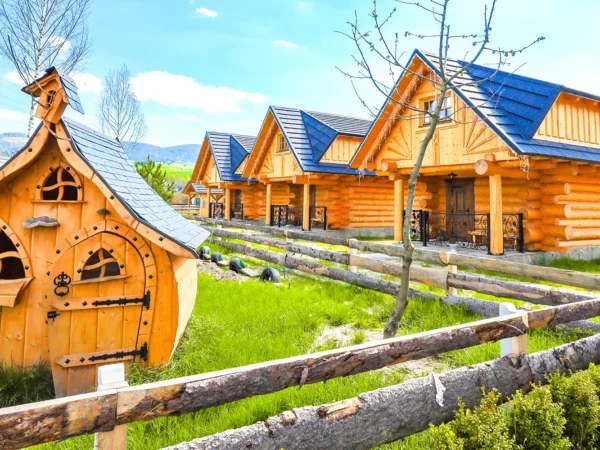 Štýlové drevené chatky na Orave s wellness v Resorte Zbojnícka Koliba***