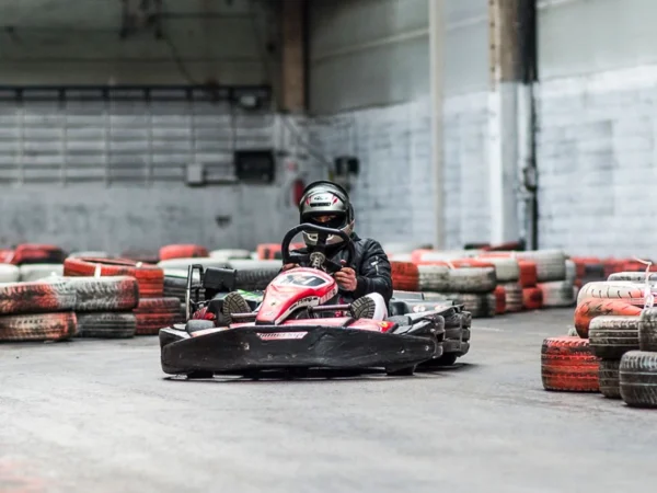 Zažite adrenalínovú jazdu na motokárach vo Veľkom Šariši