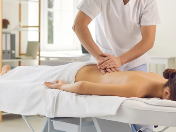 Klasická celotelová masáž alebo reflexná masáž chodidiel