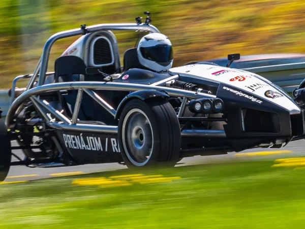 FORMULA F4 alebo ARIEL ATOM 3.5: Adrenalínová jazda až na 3 letiskách