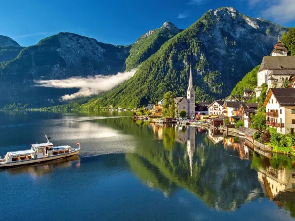 Výlet k rakúskym jazerám Hallstatt a Gosausee: plavba loďou, prehliadka mestečka a výhľad na Dachstein