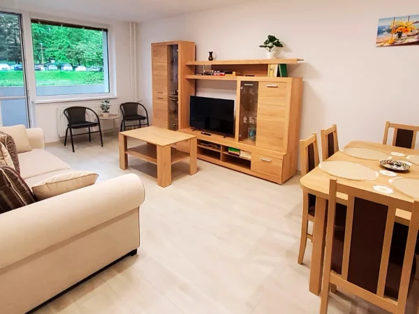 Priestranný apartmán v Bardejove s balkónom, vybavenou kuchyňou a bezplatným parkovaním