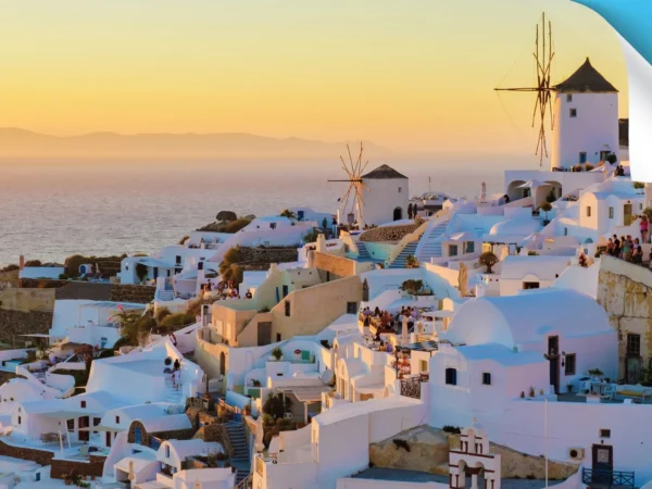 Čarovné Santorini letecky: biele mestečká, vulkán a západy slnka nad calderou