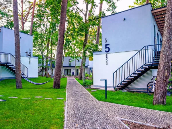 Moderné apartmány v Kolobrzegu pri Baltskom mori: rezort v borovicovom lese pri pláži, balíčky s raňajkami