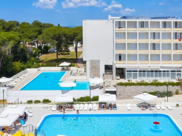 Dovolenka v Biograde na Moru: all inclusive, 2 deti zdarma, 300 m na pláž a bazény