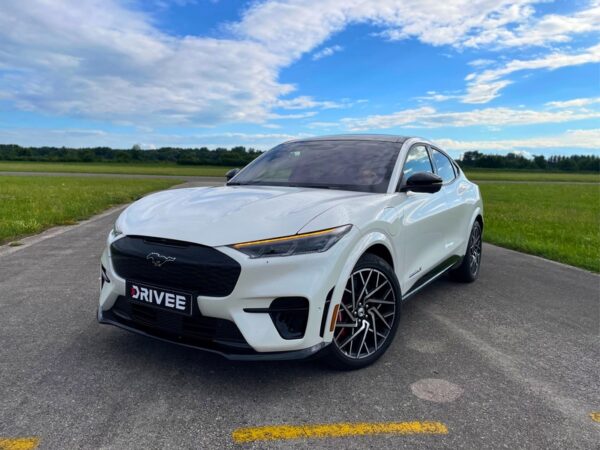 Jazda na Mustang Mach-E GT na letisku pre tínedžerov
