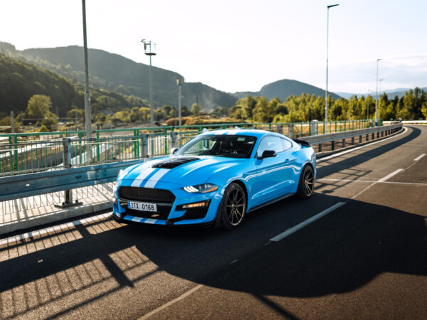 Jazda v premávke na Ford Mustang GT 500 paket