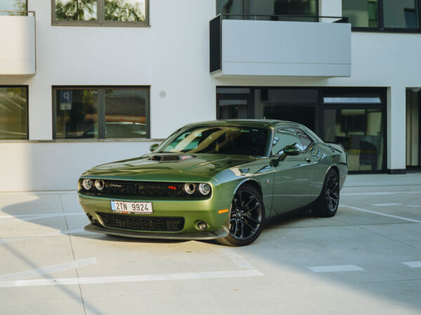 Jazda na Dodge Challenger HEMI V8 po okreskách