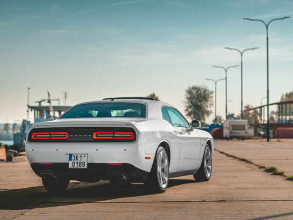 Jazda na Dodge Challenger v premávke
