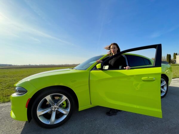 Jazda na Dodge Charger na letiskovej dráhe pre tínedžerov