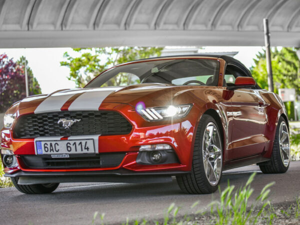 Jazda na Ford Mustang v premávke