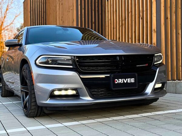 Jazda v premávke na Dodge Charger Silver Bullet