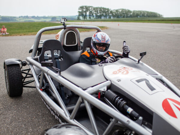 Superrýchla jazda na letiskovom okruhu v Ariel Atom