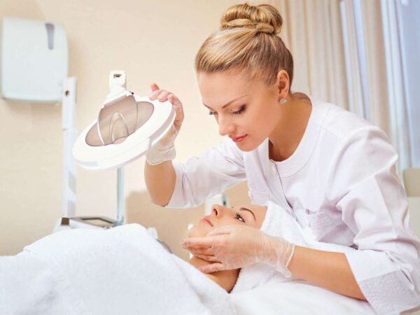 Hĺbkové ošetrenie pleti 4v1 alebo diamantová dermabrázia s kyselinou hyalurónovou