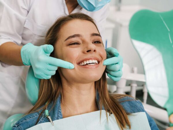 Žiarivý úsmev bez kompromisov – dentálna hygiena s pieskovaním alebo bielenie v BL:K Dental Clinic