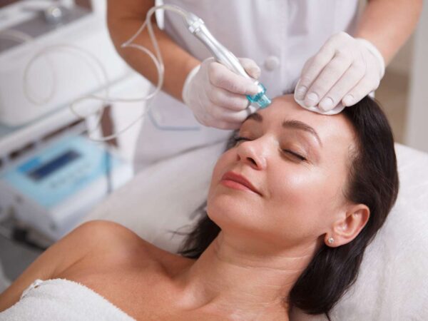 Komplexné ošetrenia Hydrabeauty pre čistú, hydratovanú a spevnenú pleť v salóne INA