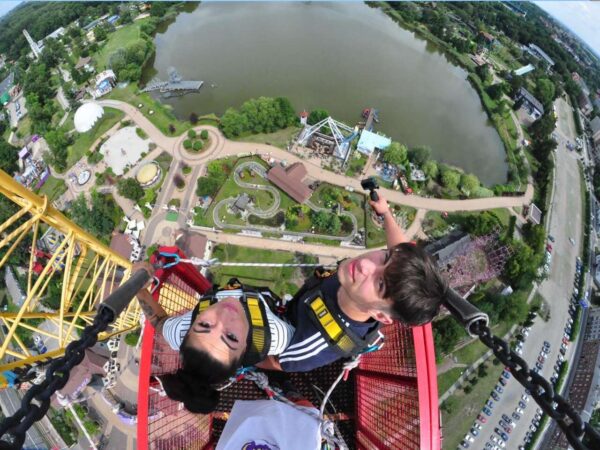 Extrémny bungee jumping z 90 metrovej výšky v poľskom Chorzówe