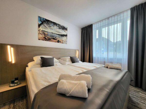 Hotel Crystal*** s bohatými raňajkami a vstupenkami na atrakcie – Botanická záhrada, Fun Park, ZOO a Dinopark