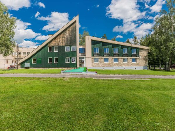 Hotel Tatranec** v Tatranskej Lomnici s polpenziou, vstupom do sauny a zľavou do AquaCity Poprad