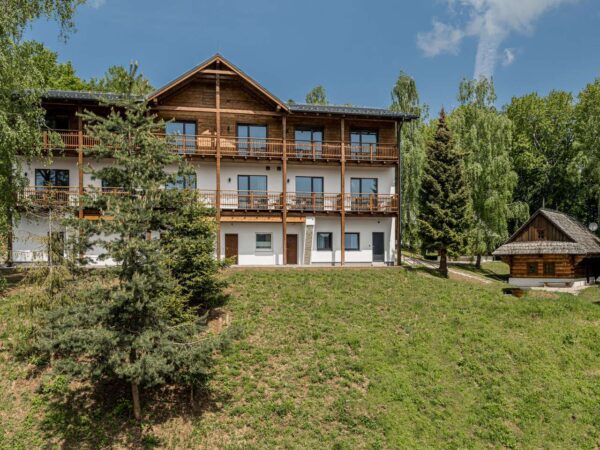 Chatky alebo apartmány na Muránskej planine s polpenziou a hradným wellness – dieťa do 12 rokov zdarma!