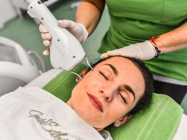 Frakčný resurfacing CO2 – účinné omladenie pokožky v medicínskom centre Crystal Esthetic Clinic