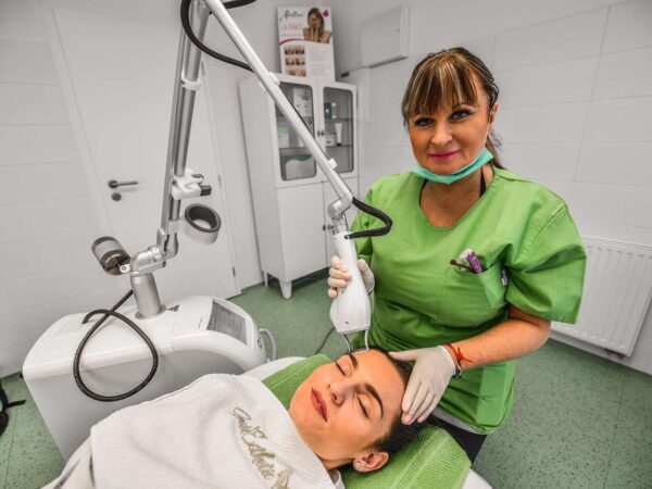 Frakčný resurfacing CO2 – účinné omladenie pokožky v medicínskom centre Crystal Esthetic Clinic