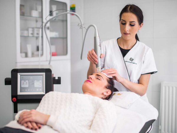 Medicínska frakčná mikroihličková rádiofrekvencia pre omladenie, pozdvihnutie kontúr, liečbu akné, jazvičiek a strií