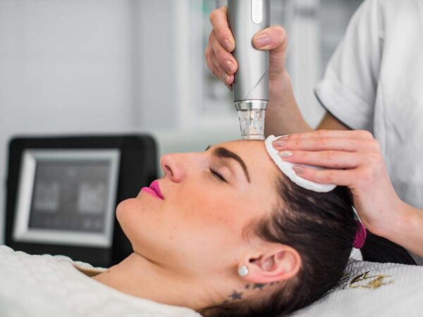 Medicínska frakčná mikroihličková rádiofrekvencia pre omladenie, pozdvihnutie kontúr, liečbu akné, jazvičiek a strií