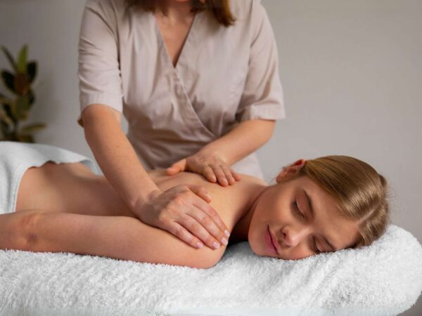 Reflexná masáž, masáž lávovými kameňmi a madoretarapia v rehabilitačnom zariadení RehaBell