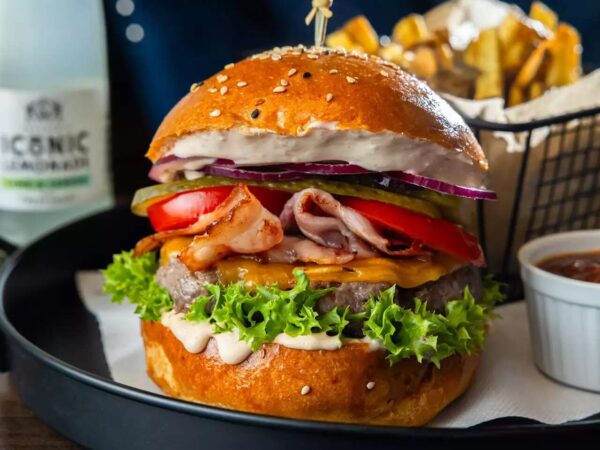 Luxusná chuť & zábava v jednom – burger, limonáda a biliard v reštaurácii Lux Flavour