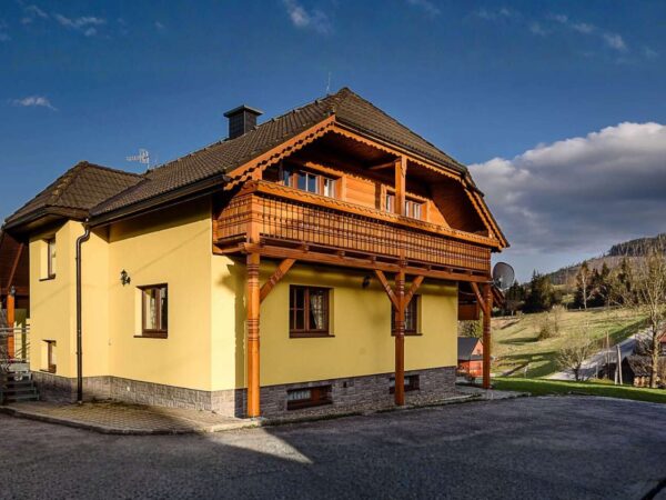 Chata Adamec s celkovou kapacitou pre až 17 osôb v Ždiari pod Belianskymi Tatrami