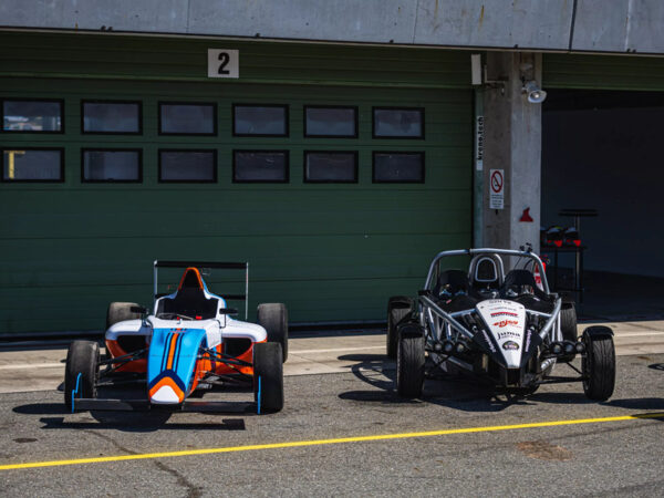 Zážitková jazda pre dvoch na Ariel Atom vs. formula F4 na letisku