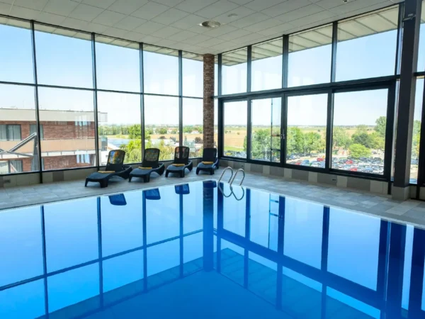Letná dovolenka ako z katalógu: Slnečné jazerá a adult friendly hotel s vlastnou plážou, krytým bazénom aj polpenziou