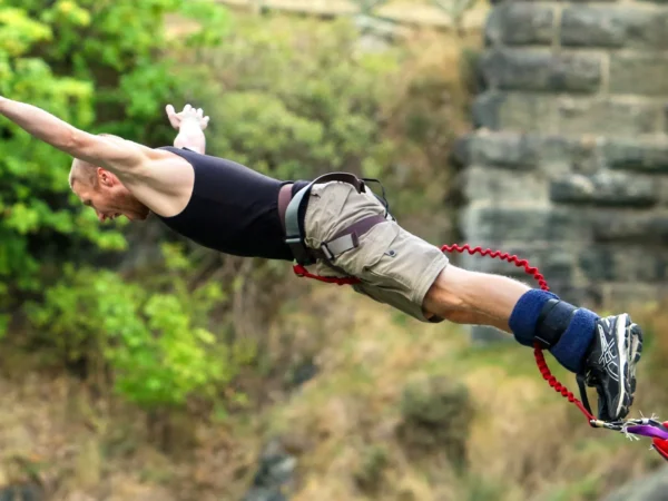 Vyrazte za adrenalínom: extrémny bungee jumping z najvyššieho mosta v Českej republike