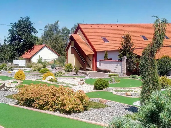 Aktívna dovolenka v CHKO Železné hory: raňajky alebo polpenzia, minigolf aj wellness a množstvo výletov