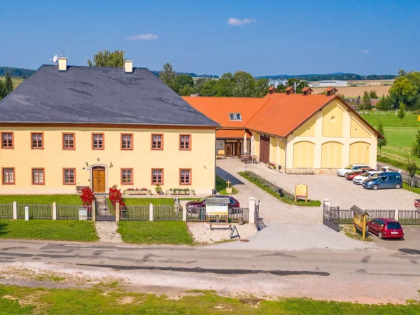 Romantický pobyt v Dubenci: bývalá fara s raňajkami a vírivkou