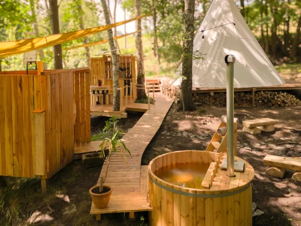 Zážitkové nocovanie vo vybavenom teepee: sprcha s teplou vodou, solárna elektrina aj kúpací sud