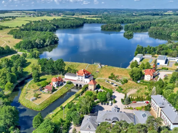 Pokojná dovolenka pri Straszyńskom jazere: raňajky, sauna, detské ihrisko, výlety do Gdanska