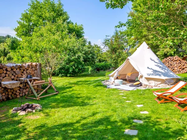 Glamping v západných Čechách: vybavený stan v záhrade vrátane vonkajšej kúpeľne