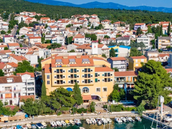 Crikvenická riviéra: hotel blízko pláží, polpenzia vrátane nápojov