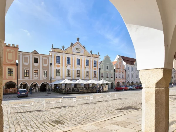 Pobyt v Telči v hoteli na námestí: všedné dni aj víkendy, polpenzia, víno aj káva